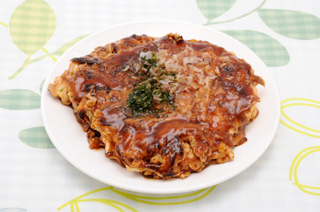 お皿にのせた お好み焼き 豚玉 テーブル