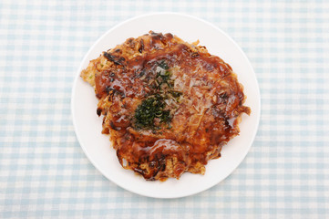 お皿にのせた お好み焼き 豚玉 テーブル