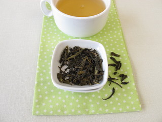 Loser Ceylon Royal Silver weißer Tee und eine Tasse Tee