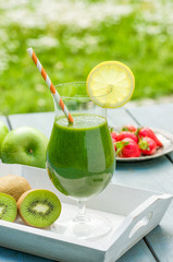 Grüner Smoothie auf einem Tablett