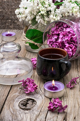 Obraz na płótnie Canvas fragrant tea and a branch of lilac