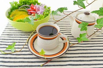 新鮮なサラダと珈琲