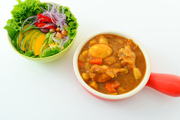 美味しそうなカレーとサラダ 