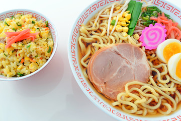 美味しそうなラーメンとチャーハン