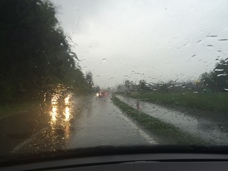 Autofahrt bei Regen