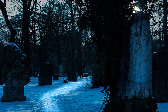 Geisterspur Nachts im Friedhof