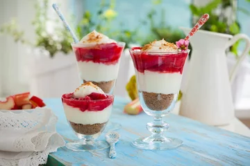Photo sur Plexiglas Dessert rhubarb and strawberry dessert