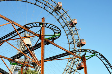 Achterbahn vor dem Riesenrad im Wiener Prater