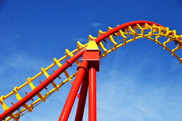 Spiralf&ouml;rmige Achterbahnschiene vor blauem Himmel