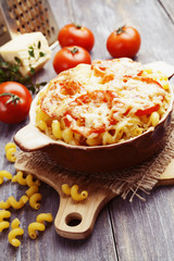 Pasta baked with tomato and cheese