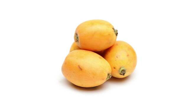 Nespole rotanti su sfondo bianco