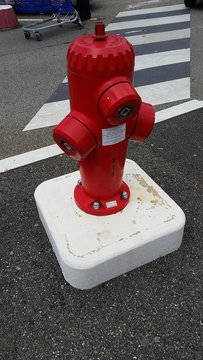 Bouche d'incendie rouge pour les pompiers