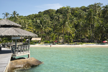 Obraz premium Wooden bridge, Ao Ngam Kho at Koh Kood, Trat in Thailand