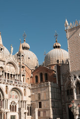 Fototapeta na wymiar Campanile und Dogenpalast in Venedig