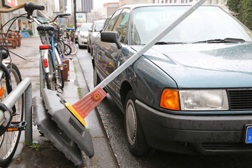 Parkverbotsschild auf Auto