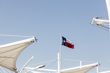 Texas Flagge umgeben von Sonnenschutz