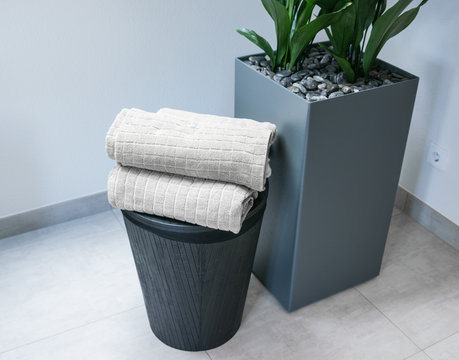 Handtücher auf Eimer abgestellt im Badezimmer