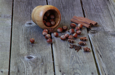 Wood nut, asterisks of an anise, a stick of cinnamon and a carna