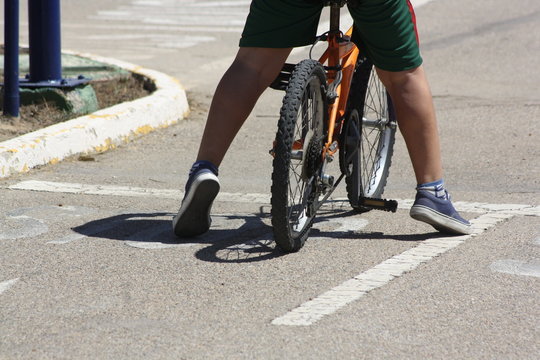 practicando ir en bicicleta