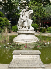 Fototapeta premium Statue d'Alphonse Daudet, Nîmes