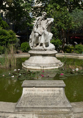 Fototapeta premium Statue d'Alphonse Daudet, Nîmes