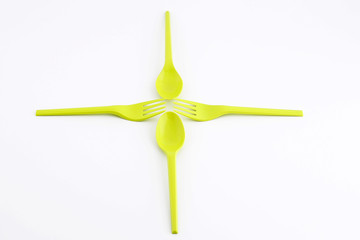 Kreuz aus grünen Geben und Löffeln