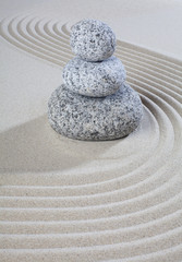 Fototapeta na wymiar galets dans le sable zen quiétude tranquilité 