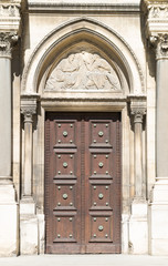 Porte en bois de la cathédrale de Nîmes