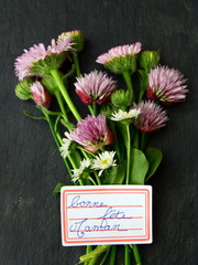 "bonne fête maman" sur étiquette,coeur,et bouquet floral
