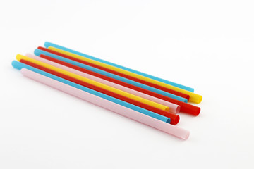 bunte Strohhalme liegend