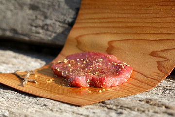 Wraps, in  zedernholz fleisch zubereiten