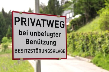 Privatweg - mit Klage drohendes Hinweisschild