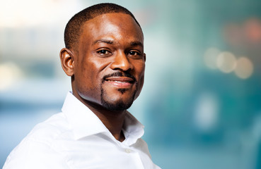 Obraz premium Confident african businessman in his office