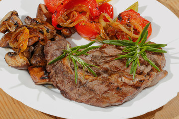 Gegrilltes Rindersteak,Champignons, Paprika, Tomaten