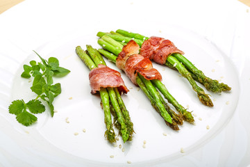 Grilled asparagus with bacon
