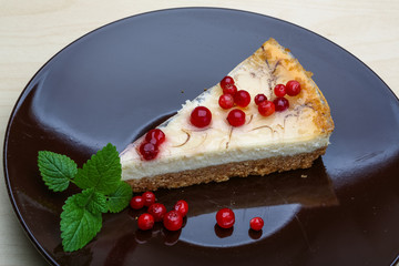 Cheesecake with berries and mint
