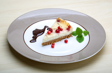 Cheesecake with berries and mint