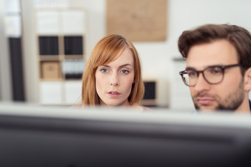 junges team schaut auf computer