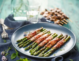 Zelfklevend Fotobehang Grilled green asparagus wrapped in bacon © zi3000