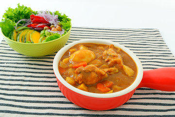 美味しそうなカレーとサラダ