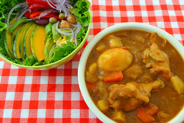 美味しそうなカレーとサラダ