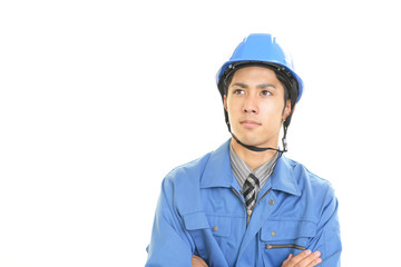 真剣な表情の労働者