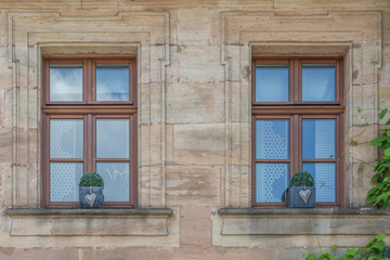Fototapeta na wymiar Fenster mit Pflanzenschmuck