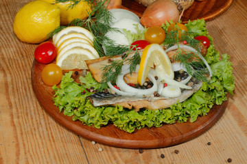 Geräuchertes Makrelenfilet, geräuchert, Salat, Zitronen, Zwiebel