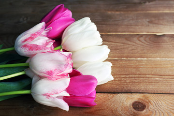 Obraz na płótnie Canvas Beautiful tulips on wooden background