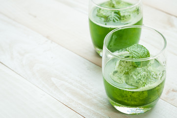 Fototapeta premium green smoothies on a brown background