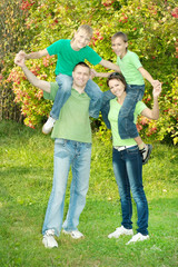 Fototapeta premium friendly family in green shirts 