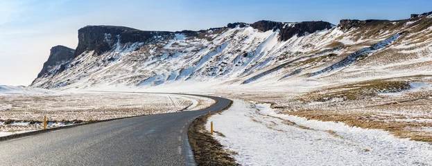 Crédence de cuisine en verre imprimé Cercle polaire Road Winter Mountain Iceland