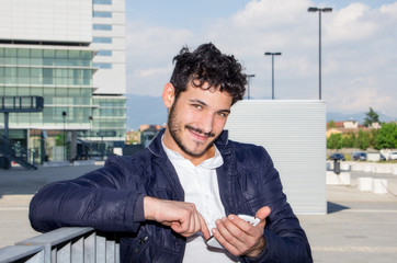 Giovane con Cellulare