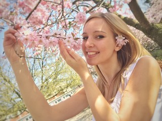 Mädchen im Frühling im Park